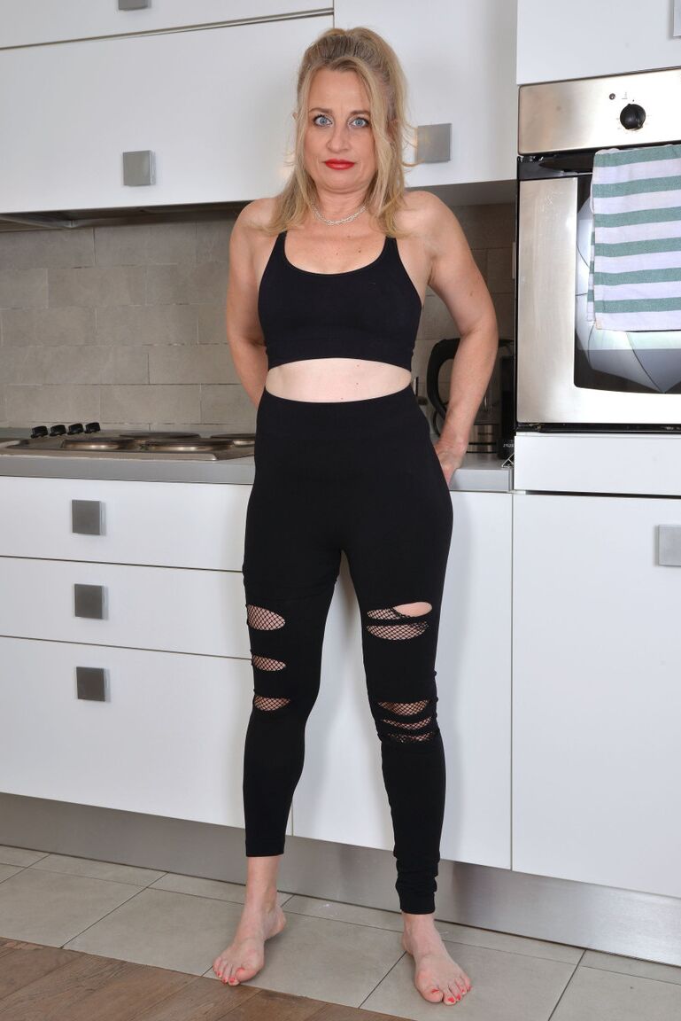 16P A loira Andrea Ann, com mais de 30 anos, remove roupas de lazer de spandex para ficar nua