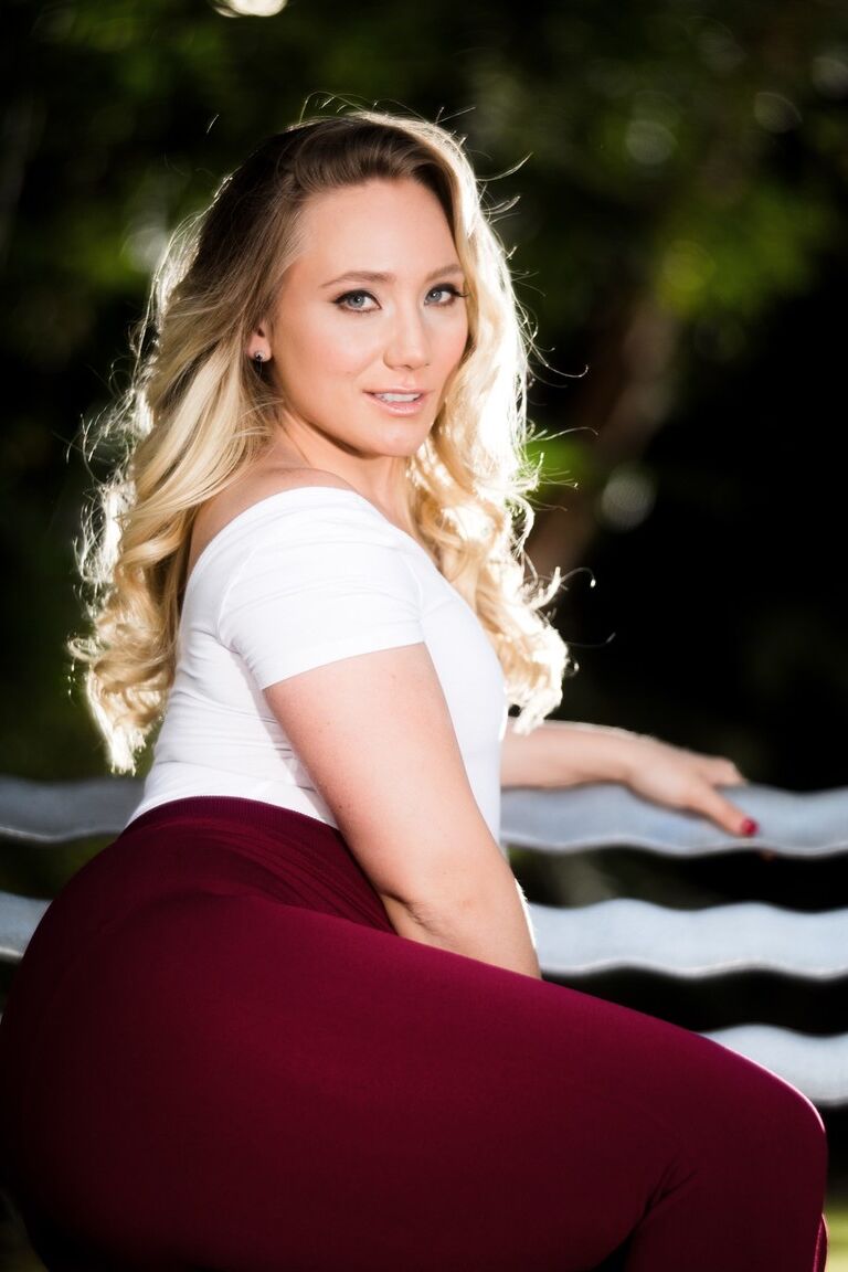 15P AJ Applegate, une blonde solo, enlève ses leggings et sa combinaison sur la terrasse