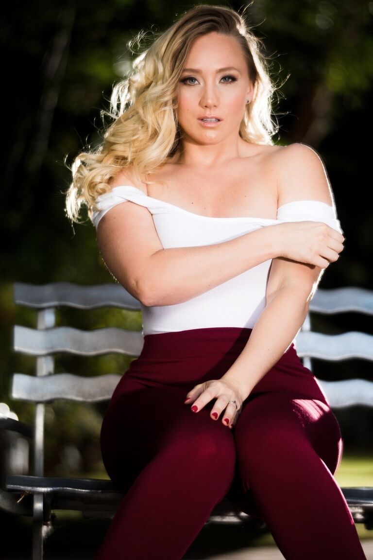 15P AJ Applegate, une blonde solo, enlève ses leggings et sa combinaison sur la terrasse