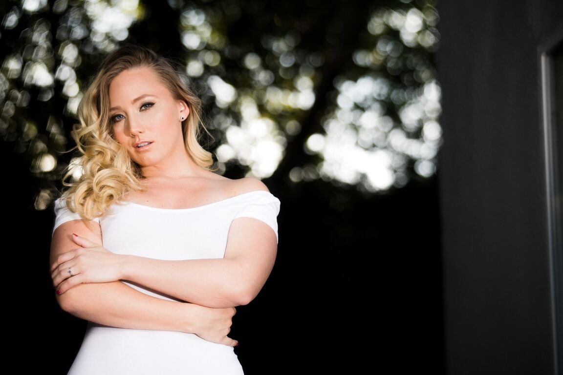 15P AJ Applegate, une blonde solo, enlève ses leggings et sa combinaison sur la terrasse