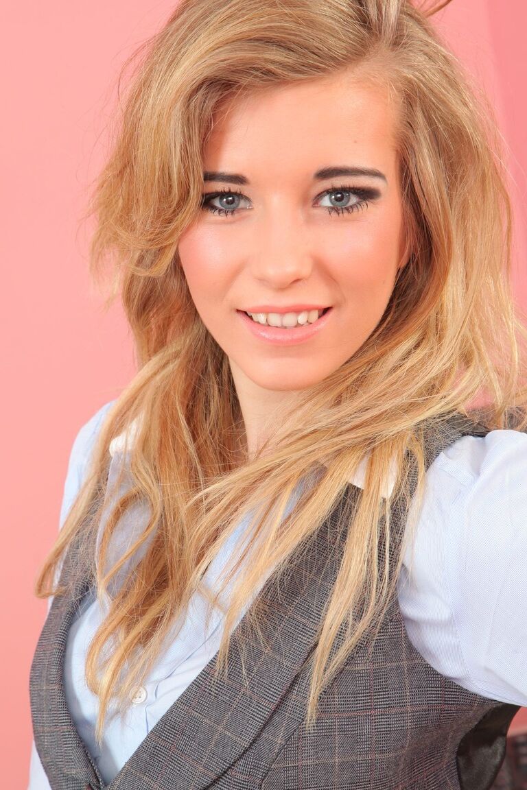 21P La rubia británica Jodie Piper muestra sus enormes tetas y su culo redondo en el trabajo