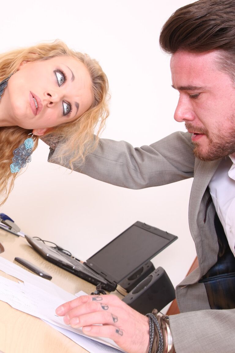 12P Une secrétaire blonde renverse du sperme des plis de la bouche après une relation sexuelle hardcore avec son patron