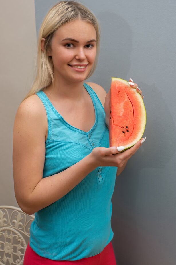 18P La joven rubia Ruth corta una sandía antes de desnudarse por completo