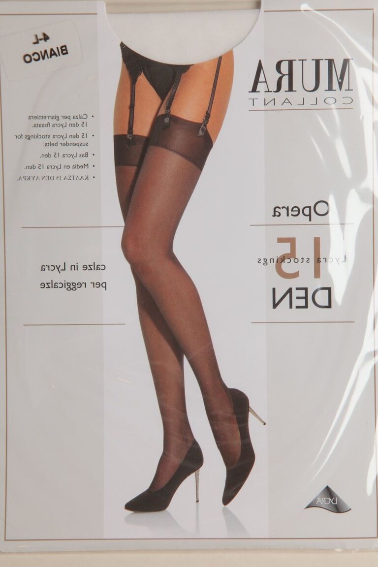 21P A loira Emma Lou mostra sua linda bunda e peitos em lingerie branca