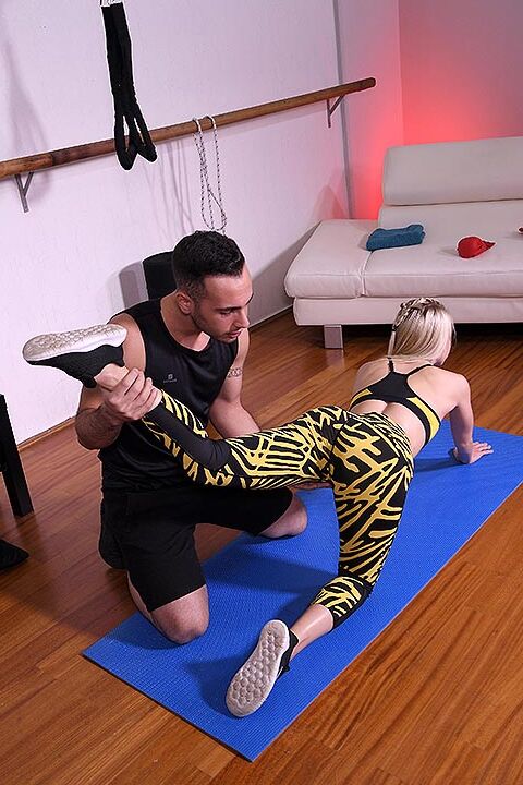 12P A loira atlética Olivia Sin seduz seu personal trainer durante um treino