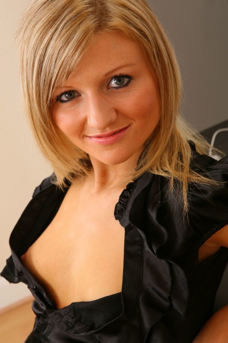 21P A chefe loira Liana Lace tira a saia e brinca em lingerie preta