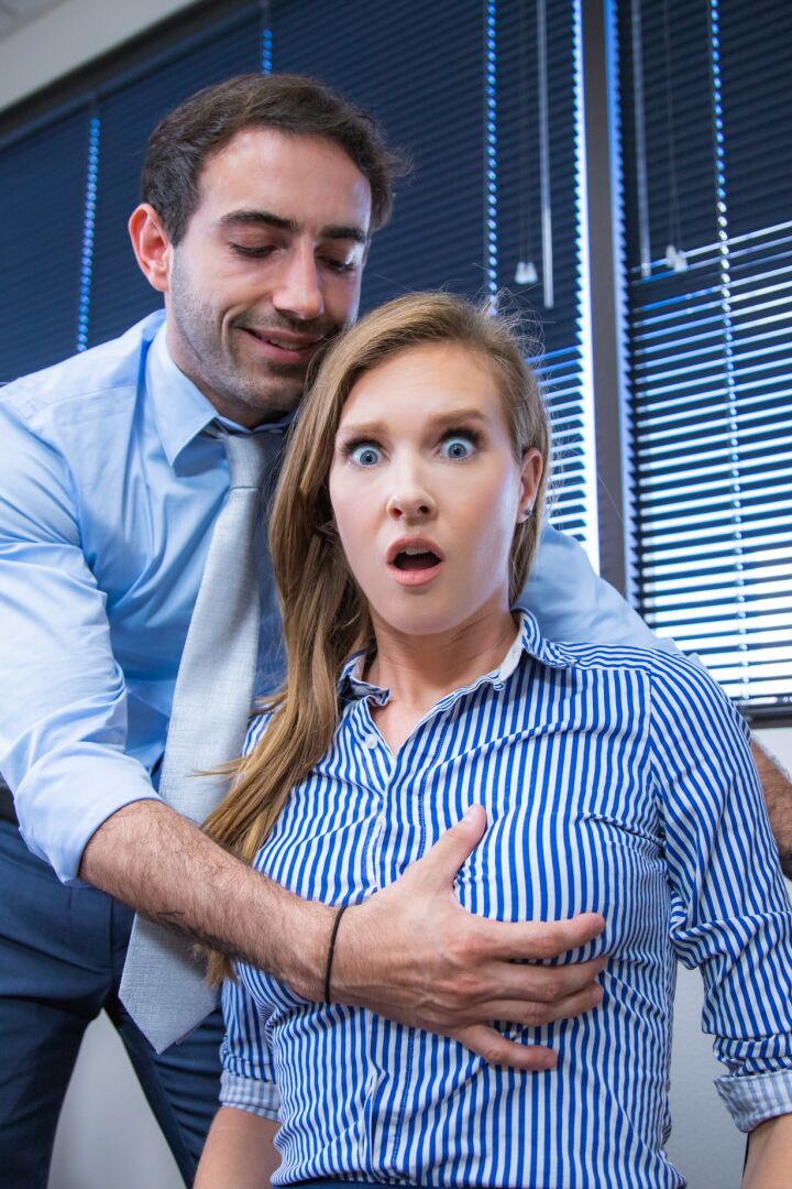 La secrétaire blonde de 20P, Ashley Lane, a des relations sexuelles avec son patron dans son bureau