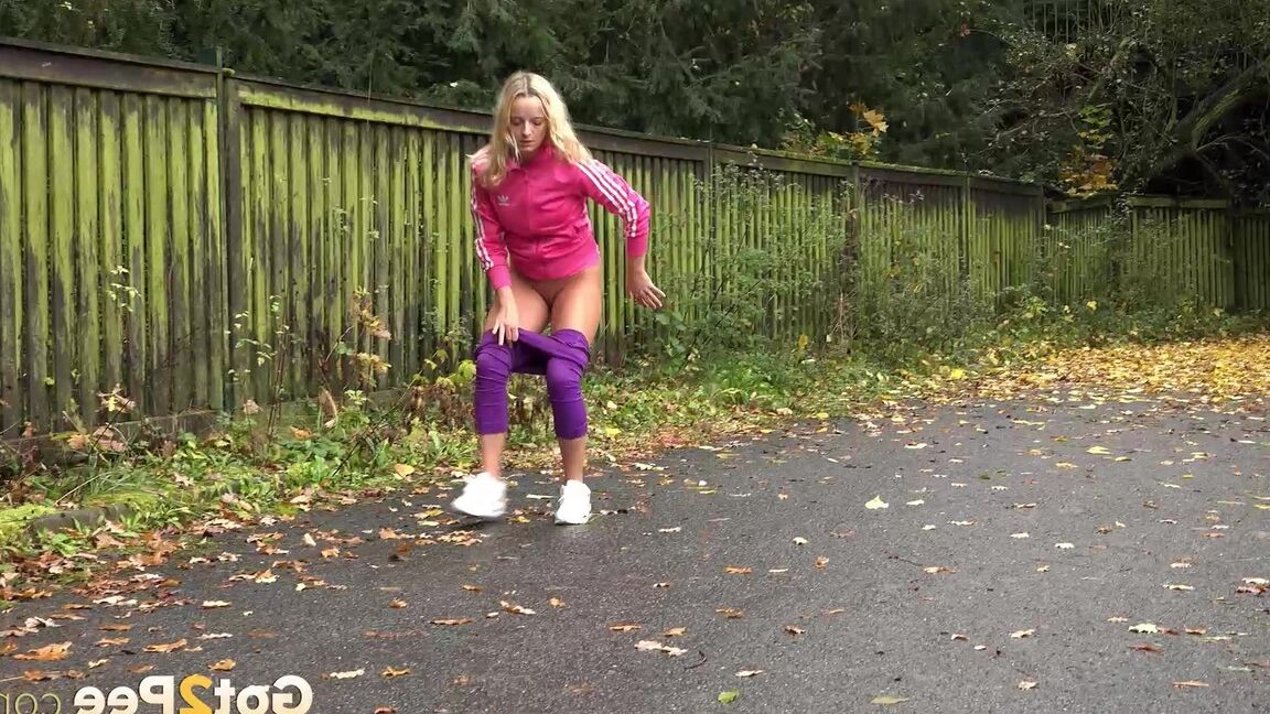 15P ブロンドの女の子ヴィクトリア・ピュアが散歩中にタイツを下ろしておしっこをする