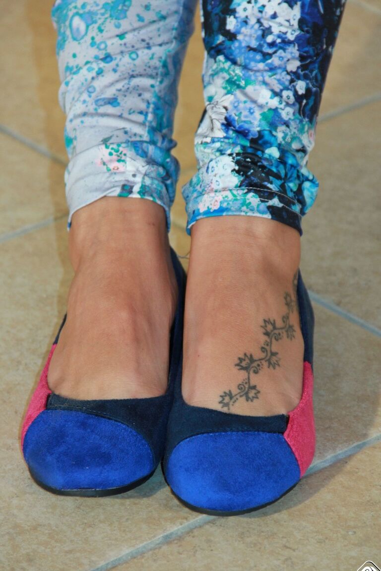 10P Mulher totalmente vestida libera os pés descalços dos sapatos baixos em frente à lareira apagada