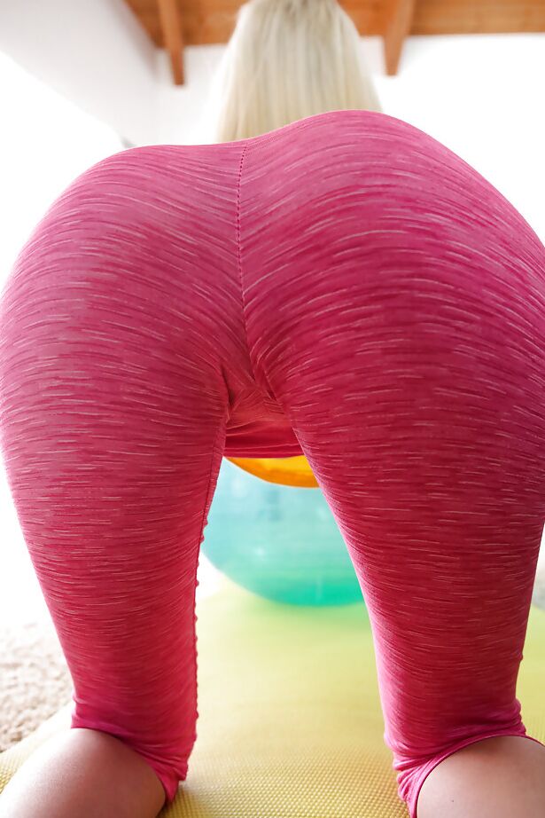 16P Flexible blonde Süße Piper Perri macht Yoga-Posen in Spandex
