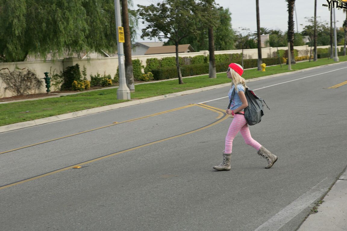 17P Piper Perri, une écolière blonde innocente, est toute taquine en rentrant de l'école