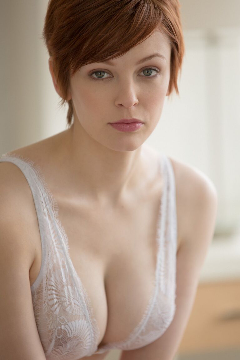 20P Short haired redhead Bree Daniels reveals her amazing body and rides a dick