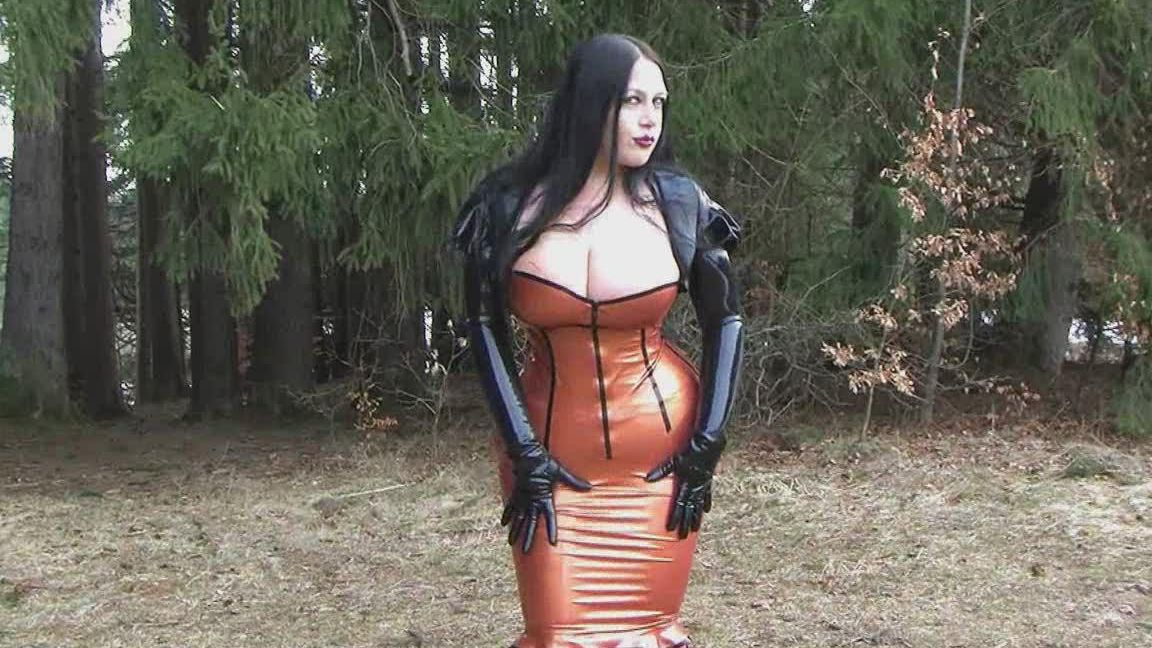 16P A gótica de cabelos escuros Lady Angelina mostra seus peitos grandes enquanto dá um BJ ao ar livre