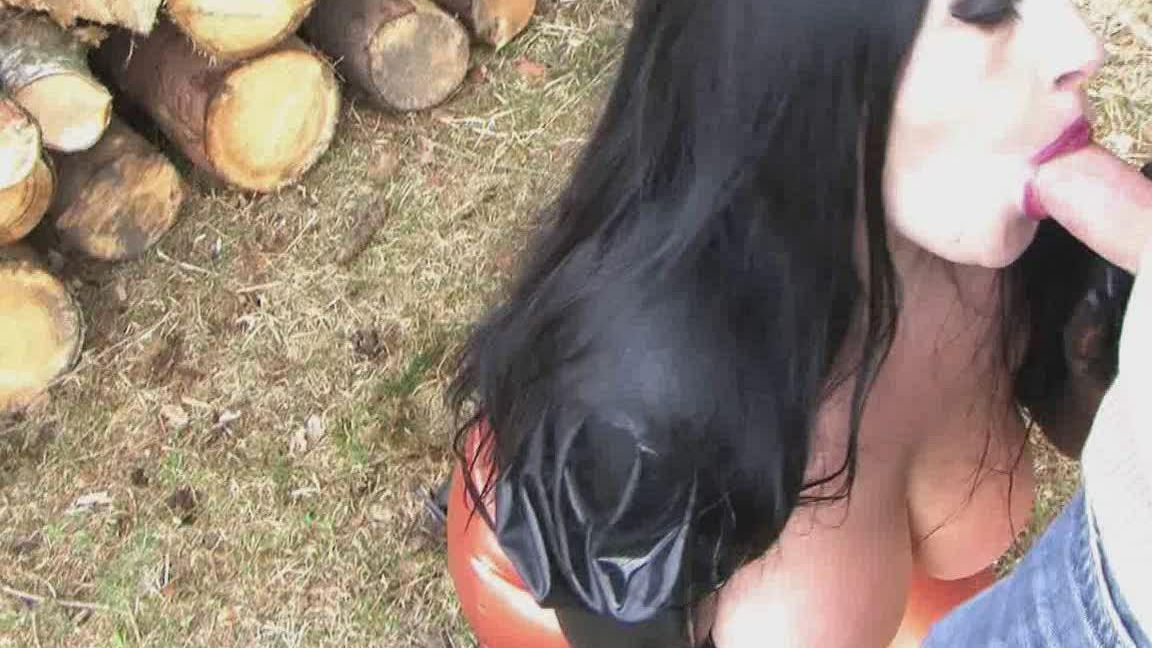 16P A gótica de cabelos escuros Lady Angelina mostra seus peitos grandes enquanto dá um BJ ao ar livre