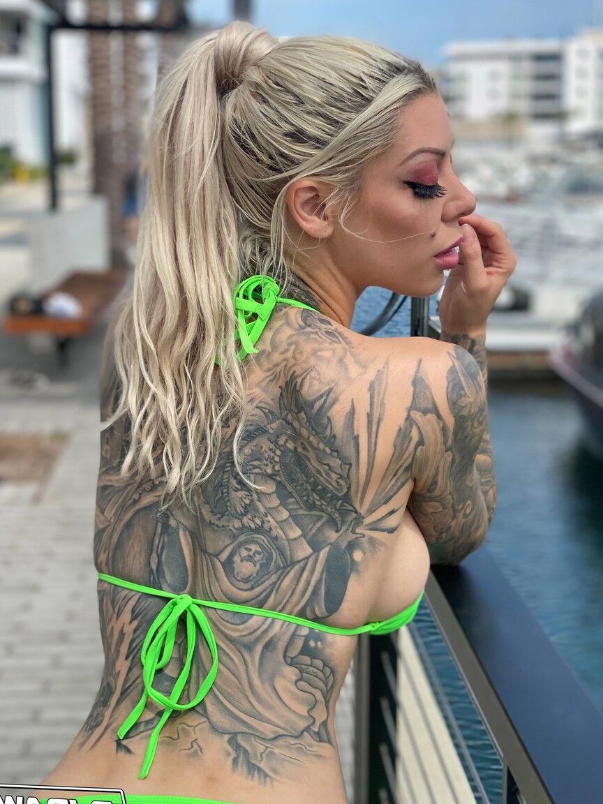 21P Inked American Karma RX fait une branlette et se fait baiser le visage par un mec poilu