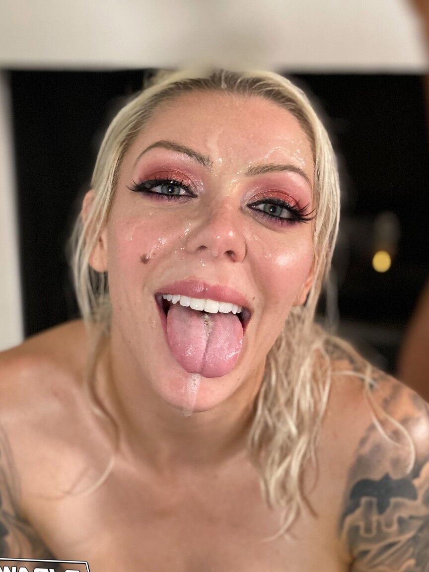21P Inked American Karma RX fait une branlette et se fait baiser le visage par un mec poilu