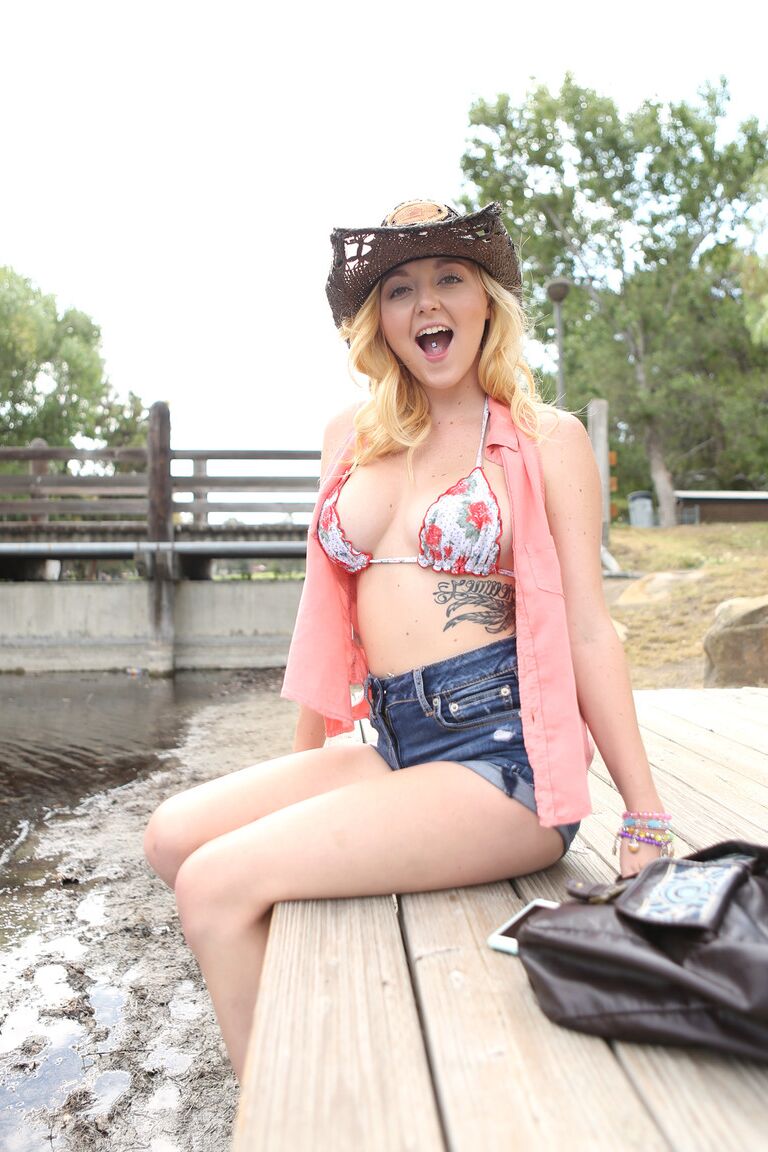 21P Cowgirl safada com seios naturais Iris Rose montando o pau grande de seu homem
