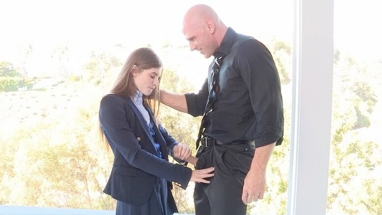 16P Das bekleidete Teenie-Mädchen Alice March lutscht in ihrer Schuluniform einen Schwanz