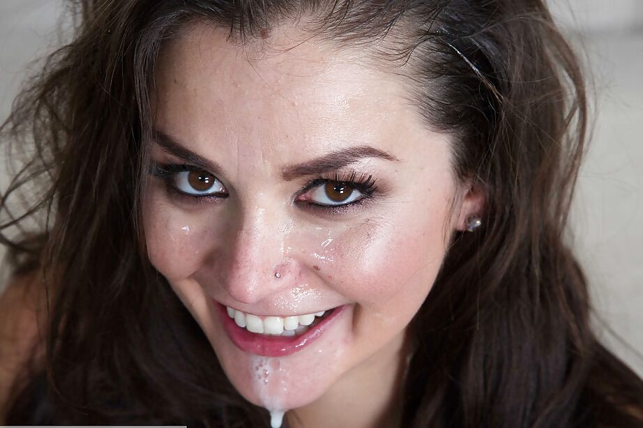 16P La star du porno latina sexy et sa femme Allie Haze donnent à son mari une pipe à genoux