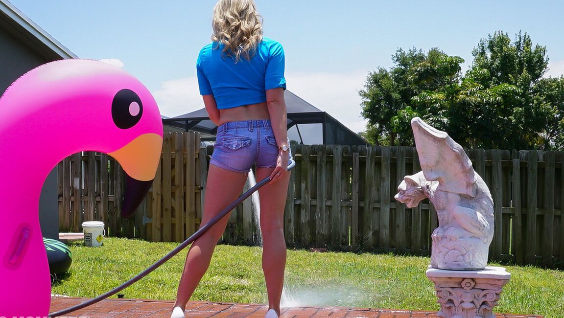 17P Feisty MILF with hot round butt got an awesome idea to seduce stepson