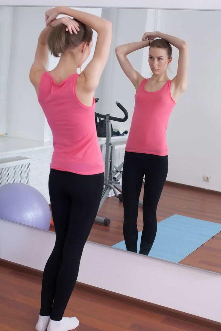 Die 14P große Teenagerin Daniela wird von ihrem Personal Trainer auf der Yogamatte gebumst
