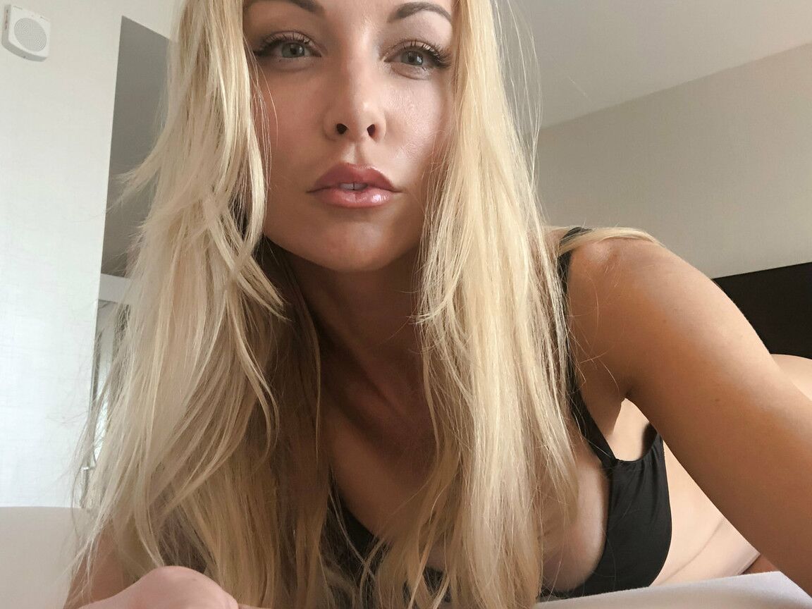 17P A loira sexy Kayden Kross mostra seus peitos grandes durante a ação de auto-tiro