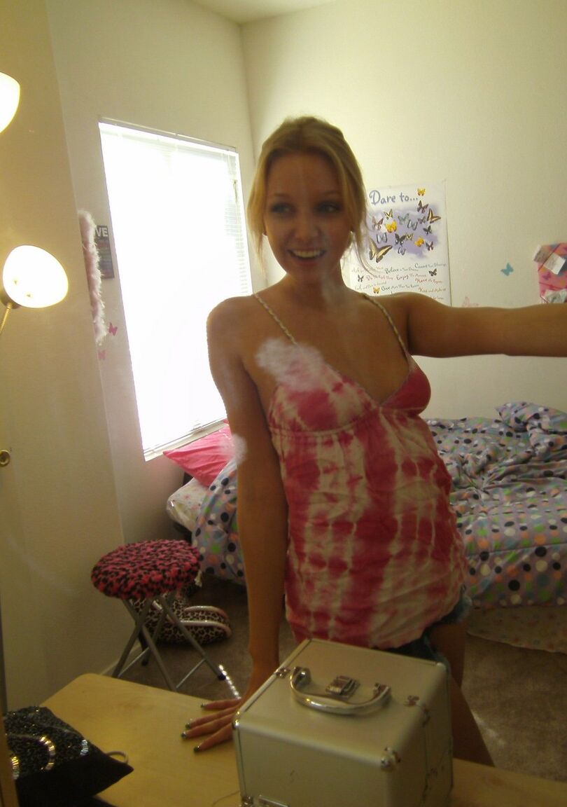 Die 16P blonde Amateurin Elle lässt ihre Brüste für Badezimmer-Selfies im Spiegel los