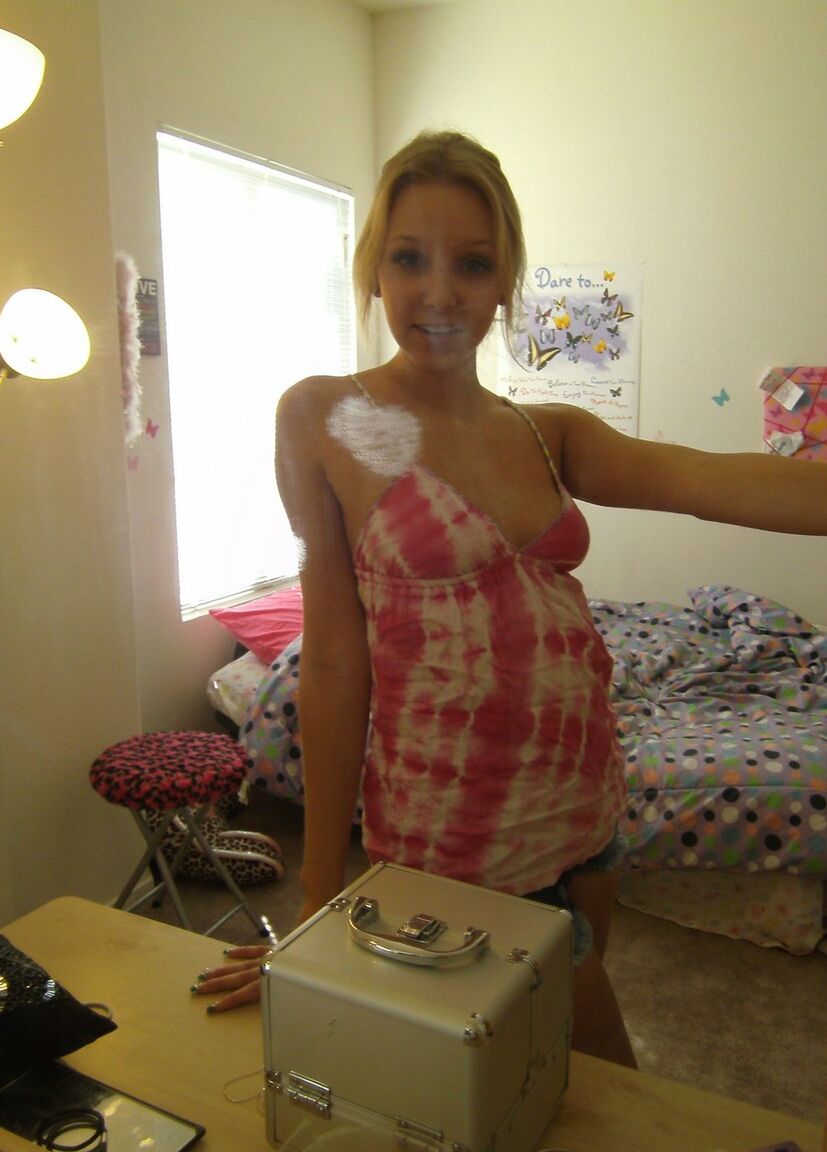 Die 16P blonde Amateurin Elle lässt ihre Brüste für Badezimmer-Selfies im Spiegel los