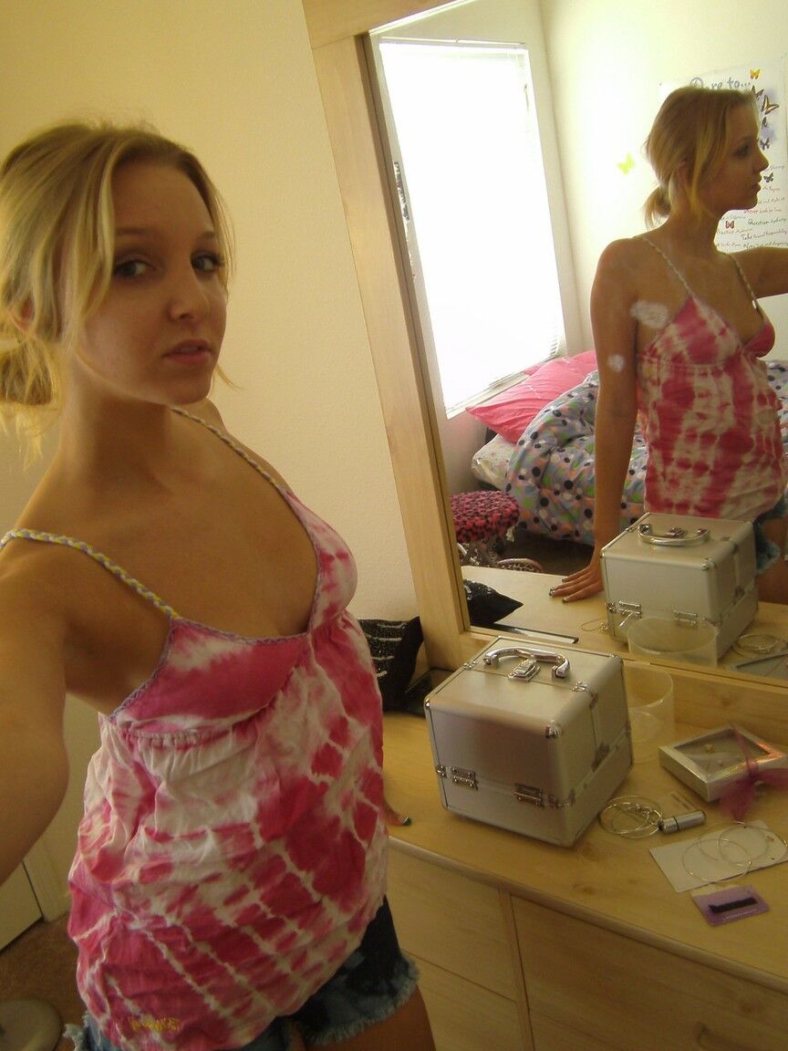 Die 16P blonde Amateurin Elle lässt ihre Brüste für Badezimmer-Selfies im Spiegel los