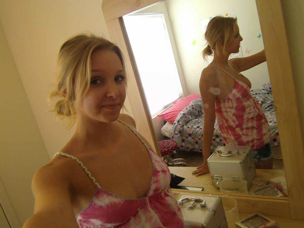Die 16P blonde Amateurin Elle lässt ihre Brüste für Badezimmer-Selfies im Spiegel los