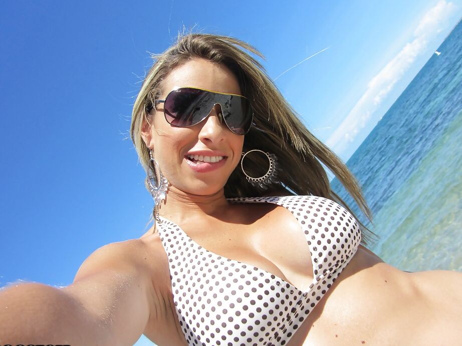 16P Bikini milf model Patty is doing self shots while dancing on the beach