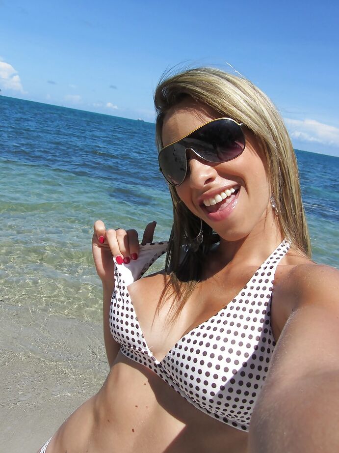 16P Bikini milf model Patty is doing self shots while dancing on the beach