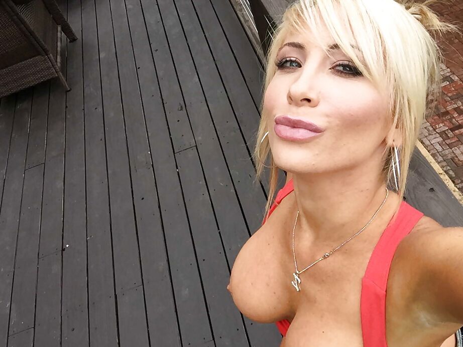 16P Big-tit blonde Tasha Reign is making hot topless selfies on cam