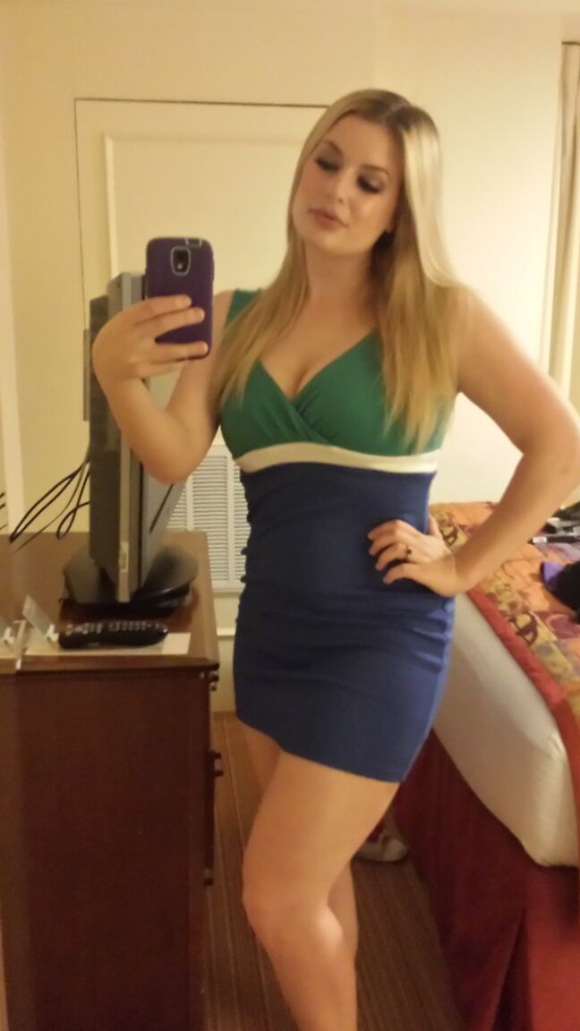 15P Blonde Amateurin mit natürlichen Titten zückt ihr Handy für nackte Selfies