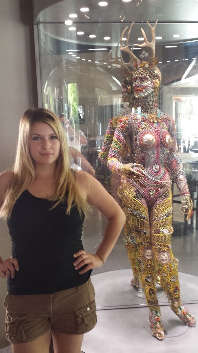 15P Blonde Amateurin mit natürlichen Titten zückt ihr Handy für nackte Selfies