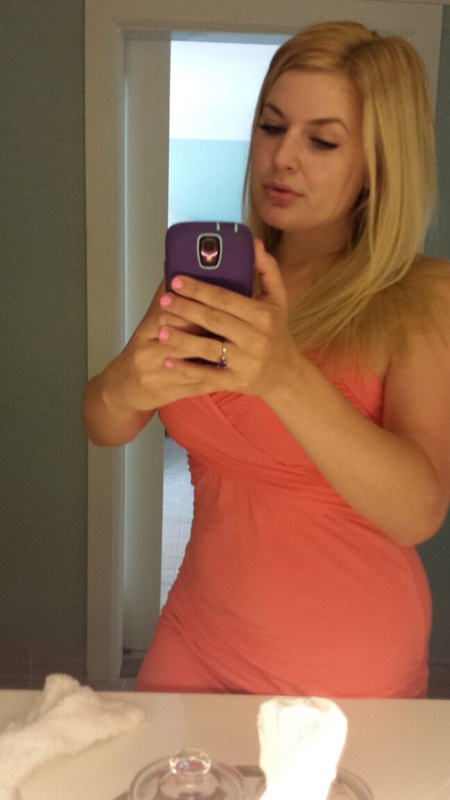 15P Blonde Amateurin mit natürlichen Titten zückt ihr Handy für nackte Selfies