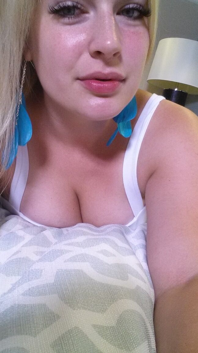 15P Blonde Amateurin mit natürlichen Titten zückt ihr Handy für nackte Selfies