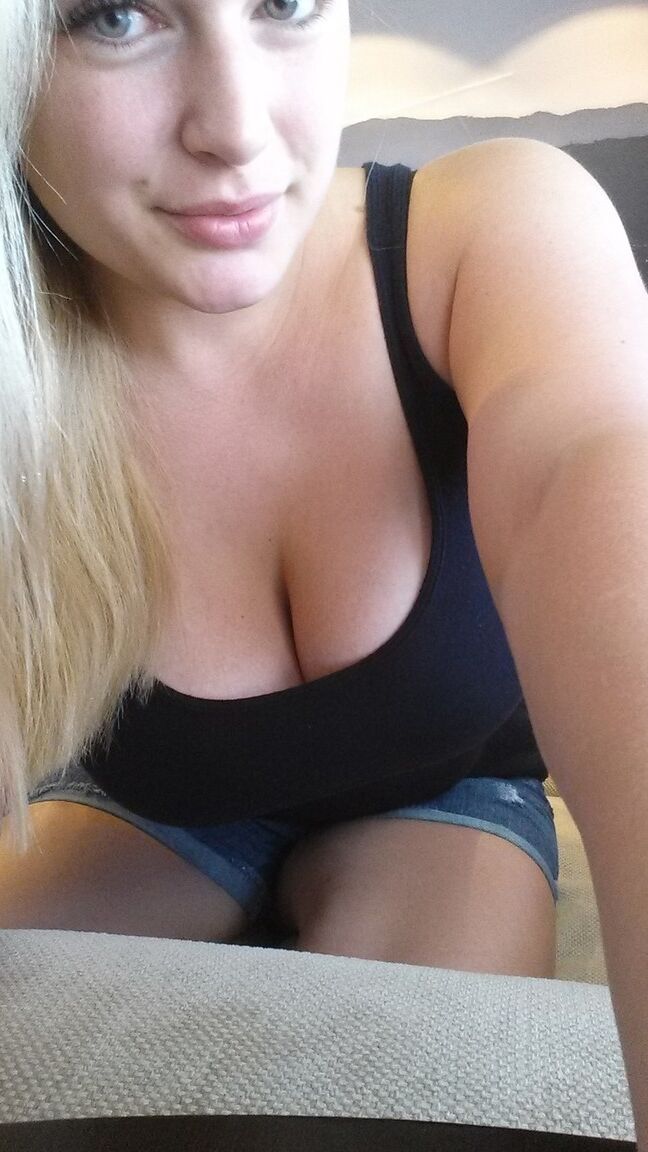 15P Blonde Amateurin mit natürlichen Titten zückt ihr Handy für nackte Selfies