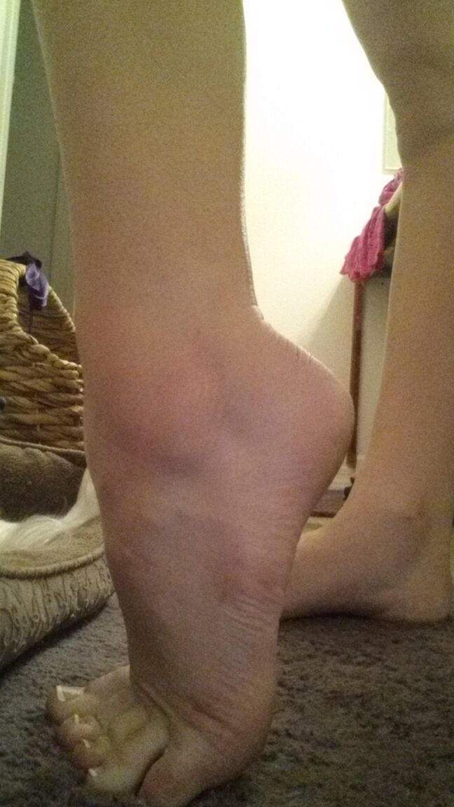 15P Blonde Amateurin mit natürlichen Titten zückt ihr Handy für nackte Selfies