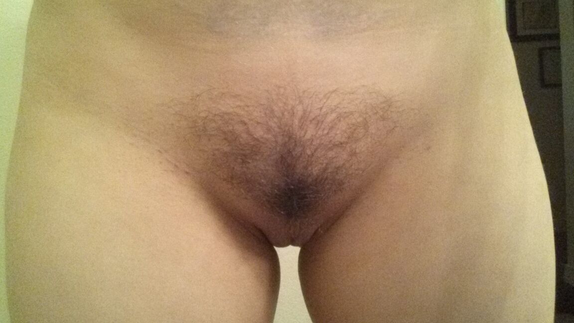 15P Blonde Amateurin mit natürlichen Titten zückt ihr Handy für nackte Selfies