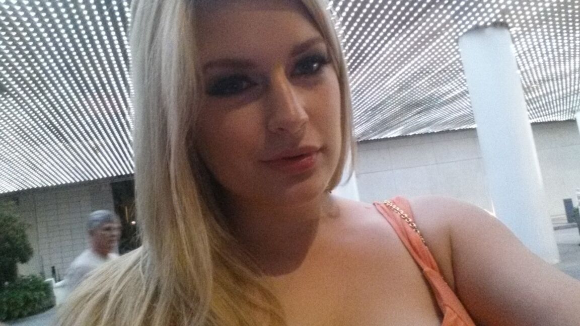 15P Blonde Amateurin mit natürlichen Titten zückt ihr Handy für nackte Selfies