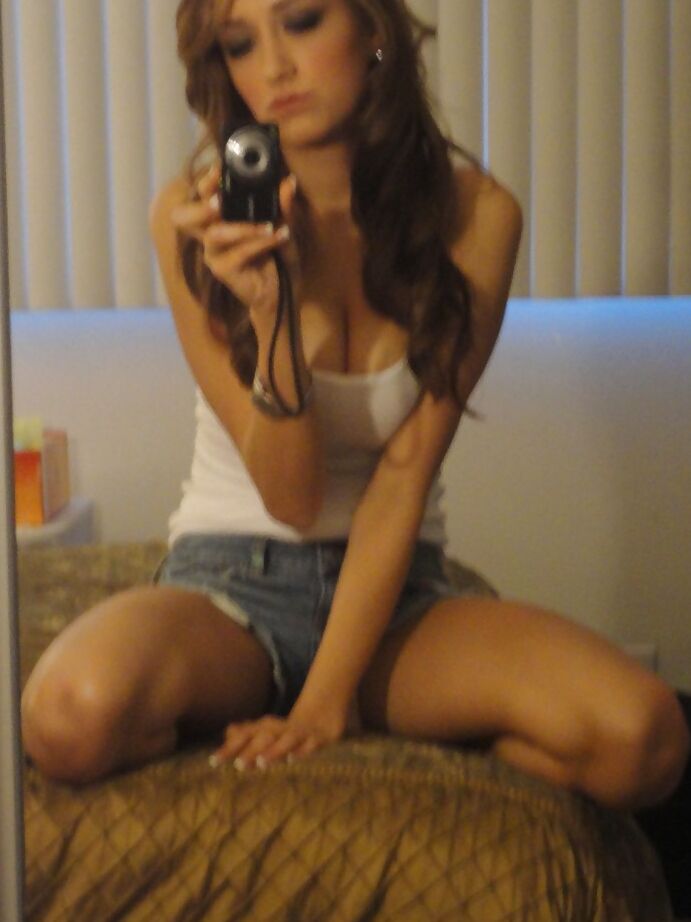 Das 16P-zierliche Babe Victoria Rae Black macht ein paar Selbstaufnahmen und zeigt ihren nackten Körper