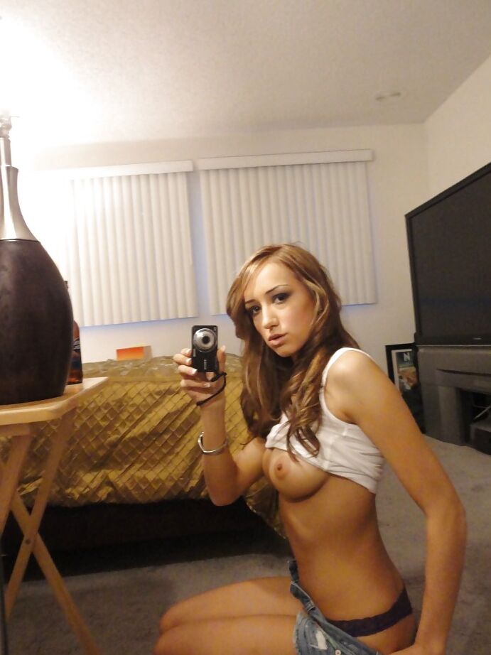 Das 16P-zierliche Babe Victoria Rae Black macht ein paar Selbstaufnahmen und zeigt ihren nackten Körper