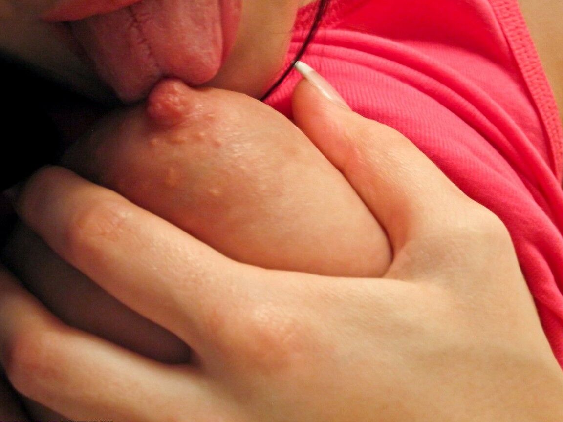 15P 巨乳素人ケイティ・バンクスが鏡でセルフショットを撮りながら乳首を舐める