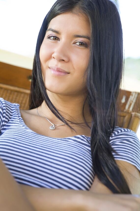16P Linda adolescente Lady Dee transa com um velho enrugado no quintal