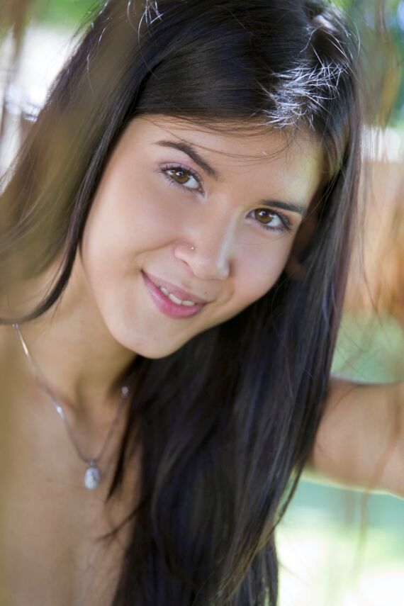 16P Linda adolescente Lady Dee transa com um velho enrugado no quintal
