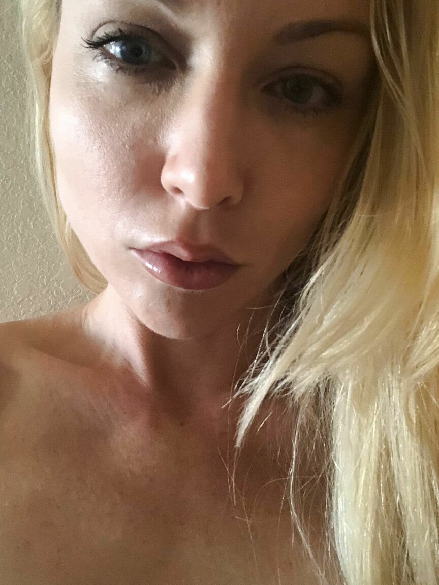 Kayden Kross, blonde aux longues jambes, enlève son soutien-gorge et sa culotte pour des photos nues.