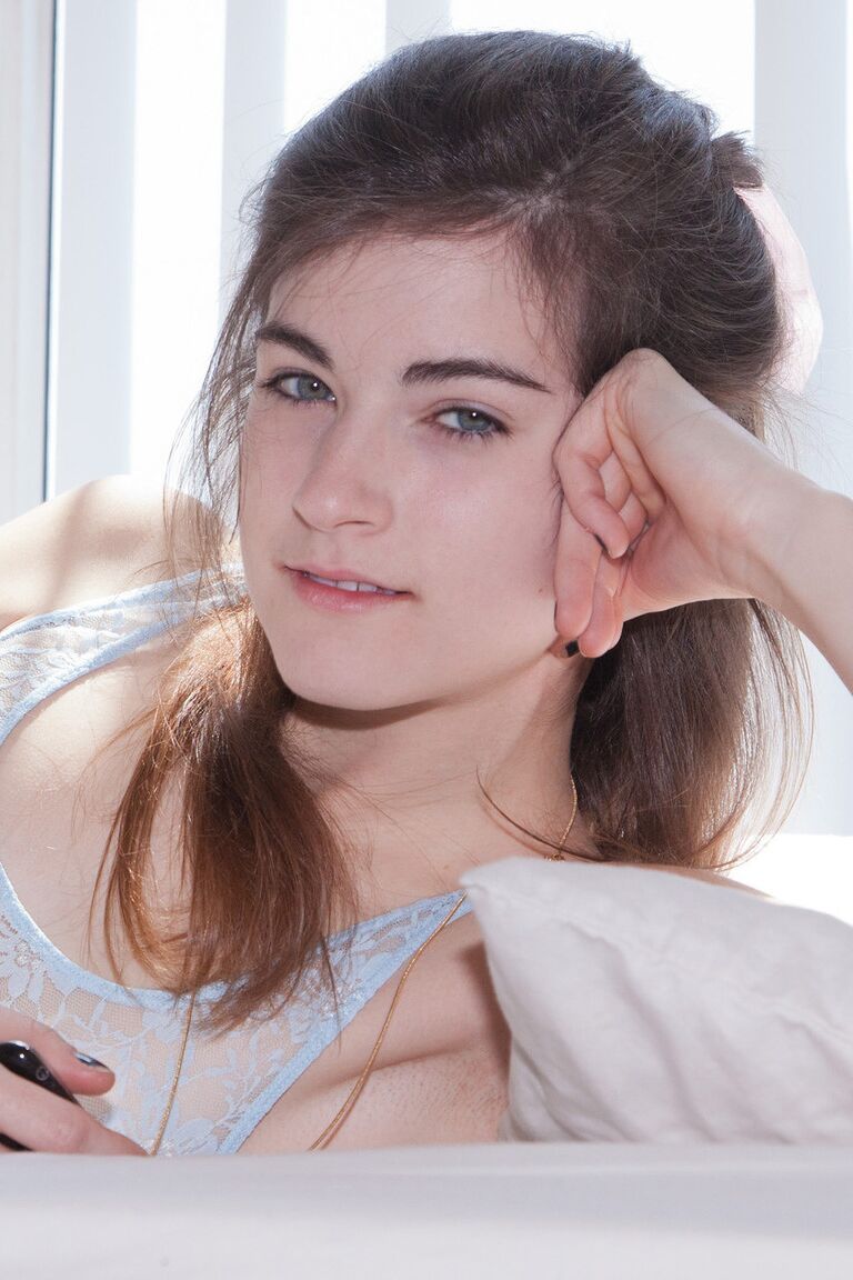 12P Das heiße Babe Ingrid Hayes neckt mit ihrem hübschen dünnen Körper in einem sexy Body
