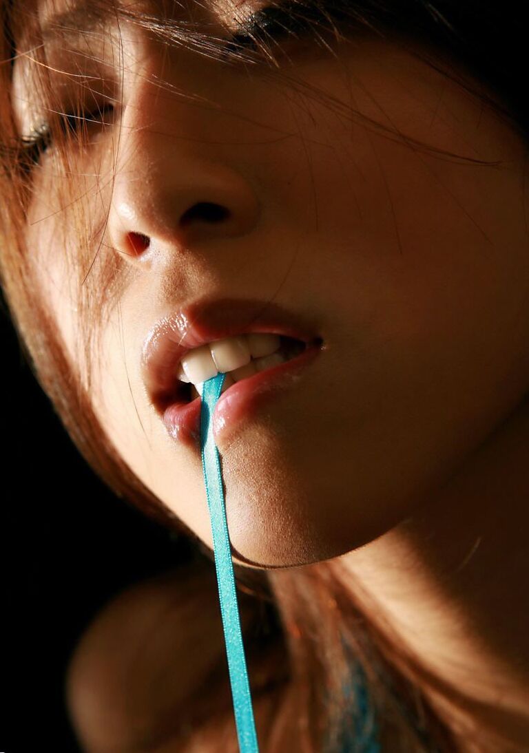 La modelo japonesa 16P Seiko Yamaguchi expone su arbusto durante tentadoras poses en solitario