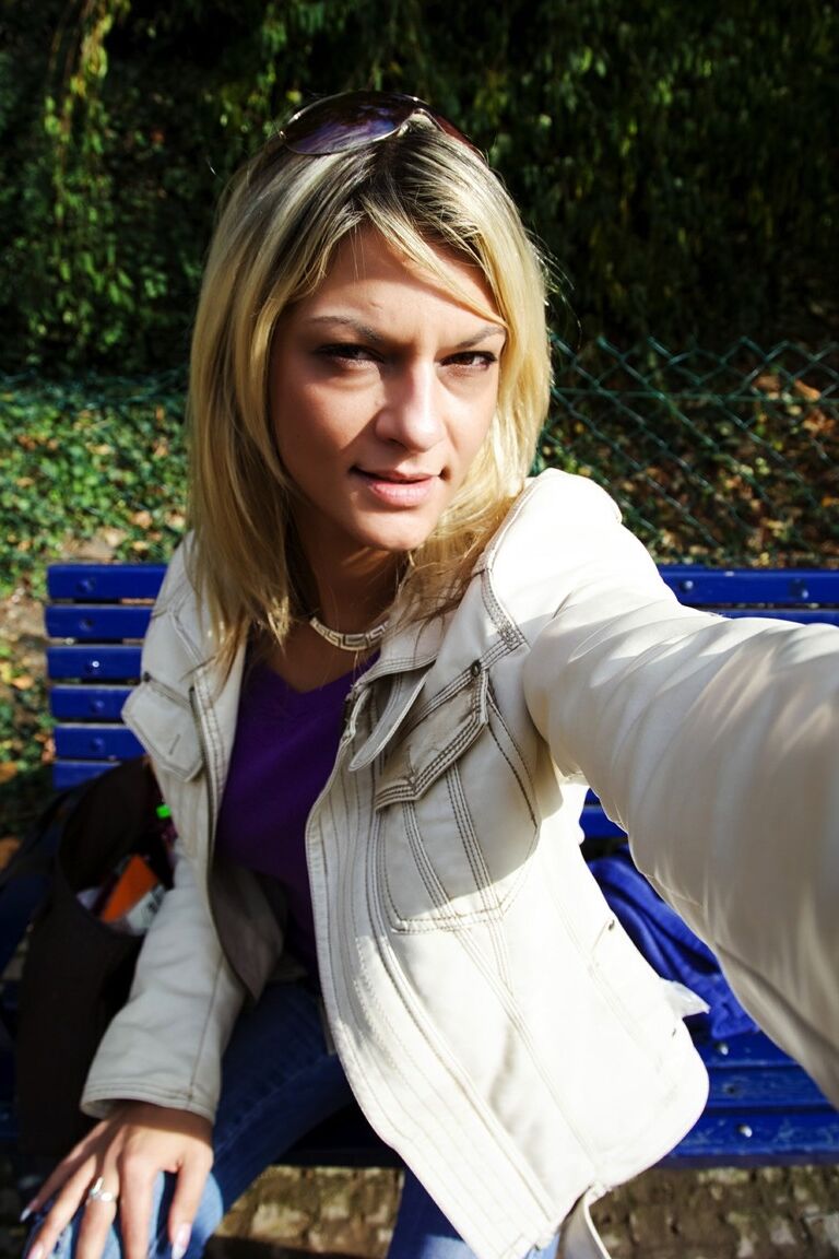 12P MILF rubia caliente tiene un trío en el parque